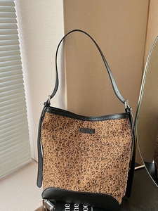 Elegante borsa a secchiello leopardata con finiture in pelle nera e tracolla alla moda