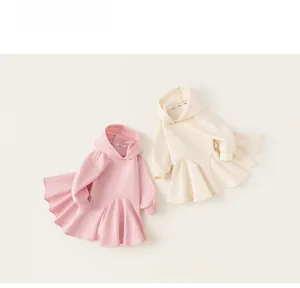 Détail à plat de robes pulls à capuche roses et beige pour filles avec ourlet en queue de poisson