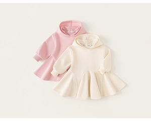 Détails à plat de robes à capuche en coton rose et beige pour petites filles