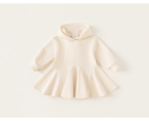 Détail de robe à capuche crème pour fille avec poignets élastiques et jupe plissée