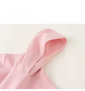 Gros plan d'une robe sweat à capuche rose en maille gaufrée à la texture douce