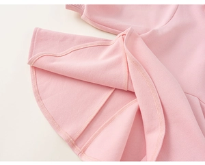 Gros plan de l'ourlet de la robe rose en tricot avec coutures soignées et tissu doux