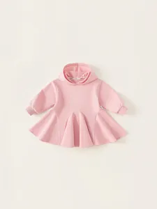 Robe à capuche rose cerise pour petite fille avec ourlet à volants et manches