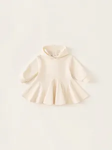 Robe à capuche beige pour fillettes avec manches longues et jupe plissée élégante