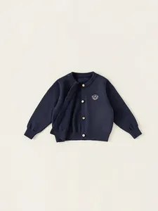 Cardigan en tricot bleu marine pour garçons style collège avec boutons dorés et blason