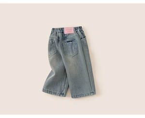 Détail du jean vintage bleu pour enfants avec taille élastique et poche arrière usée