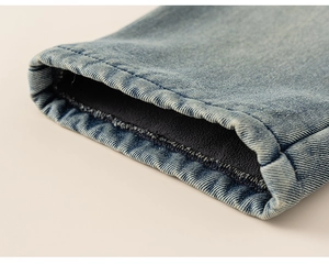 Détail du jean denim bleu avec doublure en polaire grise épaisse pour la chaleur