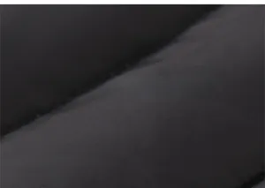 Vue macro détaillée des coutures piquées noires et de la doublure isolante douce