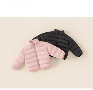 Détail des doudounes légères rose et noire avec isolation matelassée pour enfants