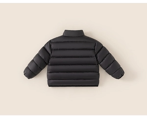 Vue arrière d'une doudoune légère noire pour enfants avec col montant et détails matelassés