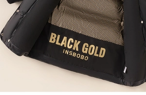 Detailansicht des wärmenden Goldfutters und Markenlogos an der Daunenjacke für Kinder