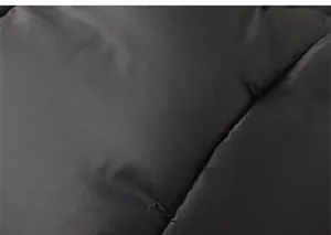 Detailaufnahme der schwarzen gesteppten Daunenjacke mit wasserfestem Stoff und feinen Nähten