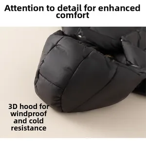 Detailansicht einer glänzend schwarzen Winterjacke mit dicker, winddichter Kapuze