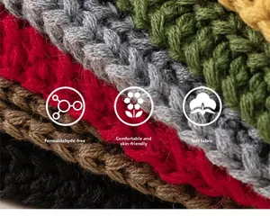 Primo piano di sciarpe in maglia multicolore con consistenza morbida e etichette tessute