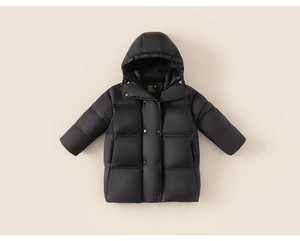 Detailansicht der schwarzen Kinder-Daunenjacke mit breiter Steppung und Knopfverschluss