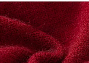 Nahaufnahme der roten Strickstoffstruktur mit weichen Fasern am Mädchen Prinzessinnenkleid
