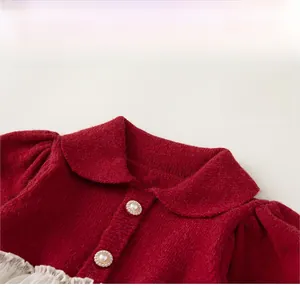Detail eines roten Strickkleides mit klassischem Kragen und Perlenknöpfen für Kinder