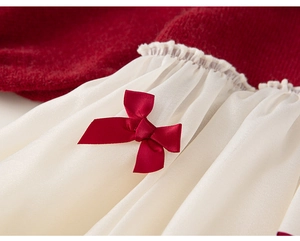 Detaillierte Makroansicht von weinrot gestricktem Stoff und cremefarbenem Chiffon mit Schleife