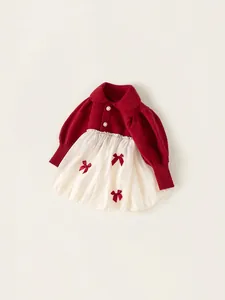 Süßes Mädchenkleid in Rot und Weiß mit Schleifenakzenten für Frühling und Herbst
