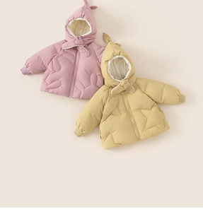 Details van donsjacks voor kinderen in roze en geel met hart- en ster-quiltpatronen