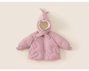 Detail van roze peuter donsjack met capuchon met konijnenoren en bijpassende sjaal