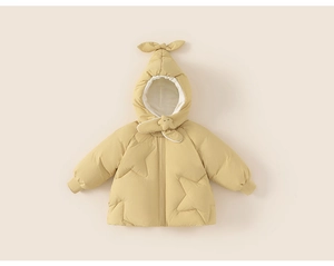 Detail van stervormige stiksels en capuchon met konijnenoren op gele donsjas voor kids