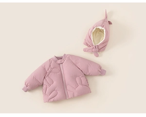 Detail van roze winterjas voor peuters met schattige konijnenoren-capuchon en gewatteerd motief