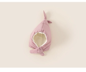 Detail van roze babykap met witte fleecevoering en schattige konijnensluiting