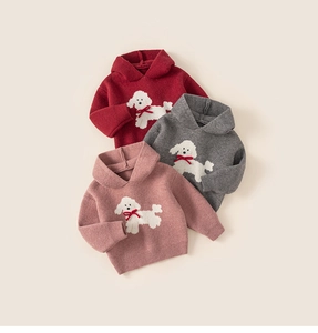 Dettaglio di felpe in maglia per bambine con motivo a cucciolo e fiocchi decorativi