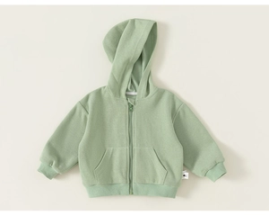 Détail de la veste à capuche verte pour enfant avec fermeture éclair et bords-côtes