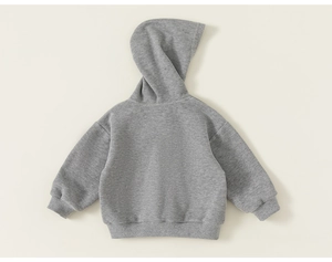 Vue détaillée de la texture du tissu gris et des poignets côtelés de ce sweat à capuche