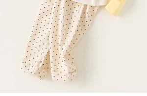 Nahaufnahme der Kinderhose aus Baumwolle mit schwarzen Punkten und weicher Textur