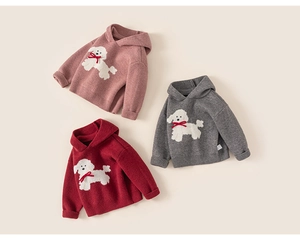 Dettaglio della trama a maglia di maglioni con cappuccio e motivi jacquard di barboncini