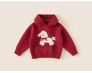 Dettaglio della felpa rossa in maglia con jacquard a barboncino bianco e piccolo fiocco rosso