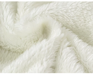 Gros plan sur la fourrure synthétique blanche douce pour vestes d'hiver enfant