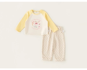 Detail von Kinder-Pyjama-Set aus Baumwolle mit Slogan-Oberteil und Punkt-Hose