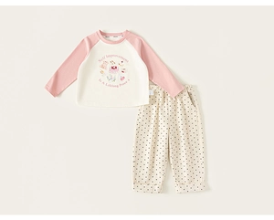 Detailansicht der Kinder-Loungewear mit rosa Raglanärmeln und gepunkteter Hose aus Baumwolle