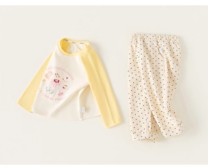Flachbild von Kinder-Schlafanzug mit Raglanärmeln und gepunkteter Hose