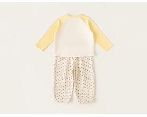 Flach liegendes Kinder-Loungewear-Set mit Raglanärmeln und gepunkteter Hose aus Baumwolle