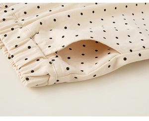 Detail der elastischen Taille mit Seitentaschen an der beigen Polka-Dot-Hose für Mädchen