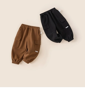 Detailansicht des elastischen Bundes und der Cargotaschen an dieser Kinderhose