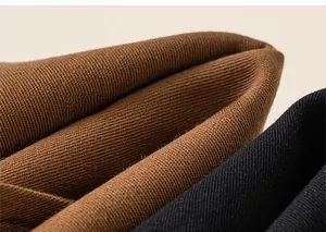 Makrodetail aus Twill-Gewebe für Kinder-Cargohosen in Dunkelbraun und Schwarz