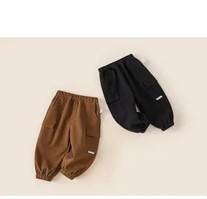 Flach liegende Kinder-Cargohose mit elastischem Bund und Seitentaschen in Braun und Schwarz