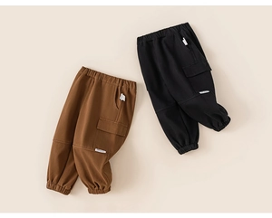 Detail von Kinder-Cargohosen in Braun und Schwarz mit Gummibund und praktischen Taschen