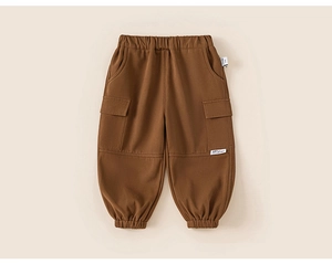 Detailansicht der Kinder-Cargohose mit elastischem Bund und seitlichen Klappentaschen