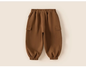 Detailansicht der karamellbraunen Kinder-Cargohose mit Gummizug und Beintaschen