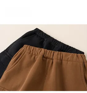 Detailaufnahme des Gummibunds und der Nähte bei Kinder-Cargohosen in Schwarz und Braun