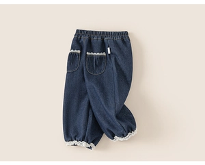 Vue détaillée du jean bleu foncé avec bordure en dentelle et taille élastique