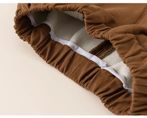 Detail von hochelastischem Bund und dickem Fleece-Futter bei Kinder-Cargohosen