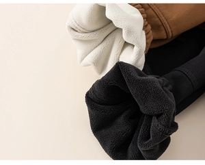 Detail des weichen Fleece-Futters für Kinder-Cargohosen mit schwarzem und weißem Thermostoff